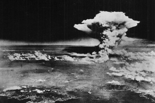 日本の学生が広島の原爆投下の再現にVRを利用