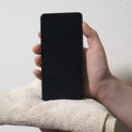 タオルで水を拭き取るところ