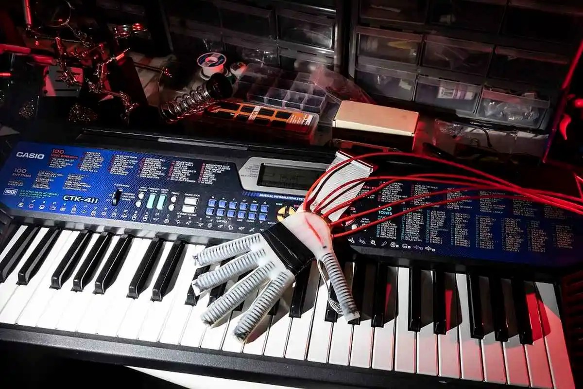 Robot gloves help people with stroke play piano again |  Ubergizmo Japan